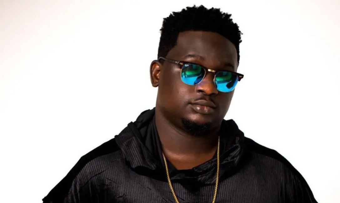 Wande Coal And His Crew Are Accused Of Battering A Man.