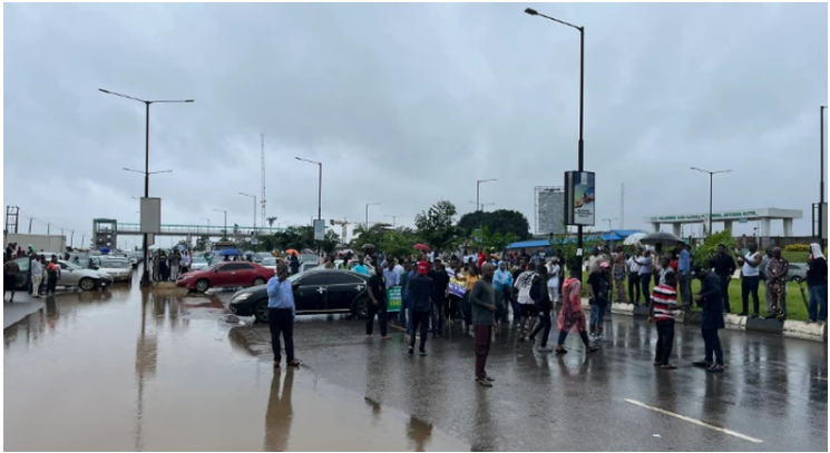 Lagosians Stranded As Students Block The Airport To Protest ASUU Strike